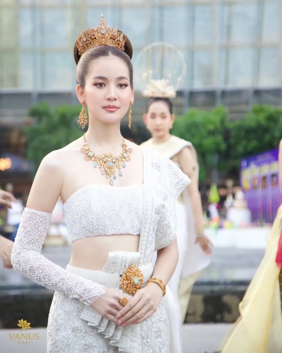 BOW_MUSEUM's tweet photo. เช้ามาอีกวัน ก็พูดได้แต่คำว่าสวยคำเดียว🥰

cr. vanuscouture_official

#ICONSIAM #ICONSIAMChaoPhrayaRiverOfEternalProsperity #โบว์เมลดา #bow_maylada https://t.co/hHiuVgT0Cj