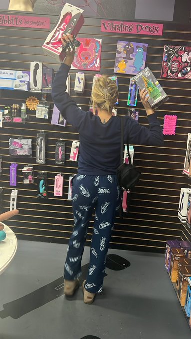Ella in her natural environment 👅 https://t.co/wbESJGnh0n<a href="/tag/newprofilepic"class="tags"><span>#newprofilepic</span></a>