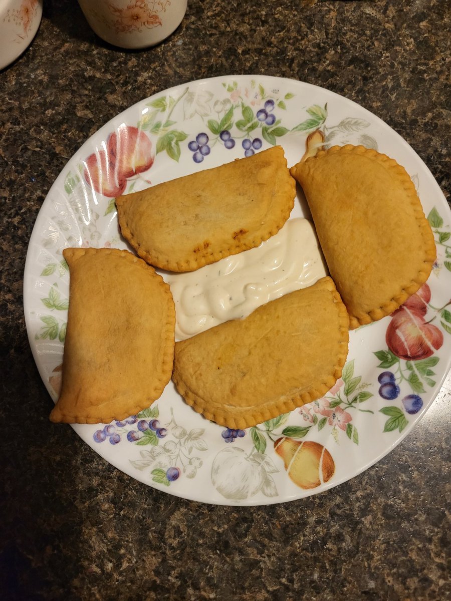Craigerthuglife's tweet photo. Everyone still asks me, Hey Craig Red what's your favorite post workout meal? I always tell them you gotta keep it simple, so I go with some pizza pops with a Lil ranch dressing on the side. #fueltheengine #witnessthefitness https://t.co/mI8BNhLKBf