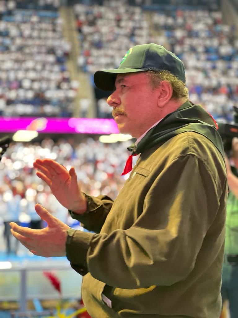 Clase foto más linda la del Jefe Comandante Daniel Ortega 💪🏻