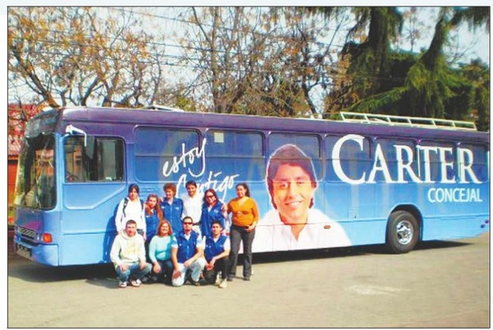fotohistoriacl's tweet photo. En 2007, cuando una crisis de transportes afectaba a Santiago, Rodolfo Carter aprovechó la ocasión para poner un bus CON SU CARA en medio de las elecciones, para que los vecinos pudieran moverse. No solucionaba nada, pero se hacía campaña. https://t.co/qyOOd3DrK7