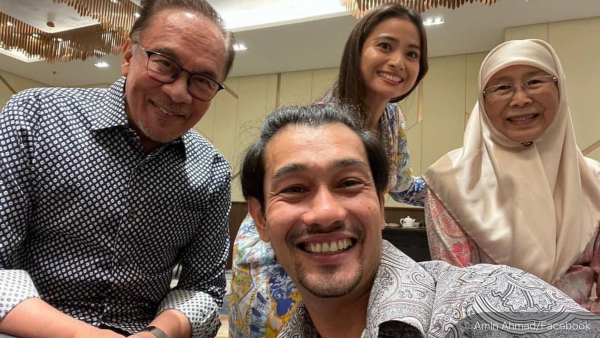 NewsBFM's tweet photo. 1. Malaysian actor Farid Kamil is set to play Anwar Ibrahim in a biopic about the PKR President.

It will also star Indonesian actress Acha Septriasa as Anwar's wife, Dr Wan Azizah Wan Ismail.

The joint Indonesian-Malaysian production is titled 'Jalan Masih Panjang'. https://t.co/ylx6YkGSX5