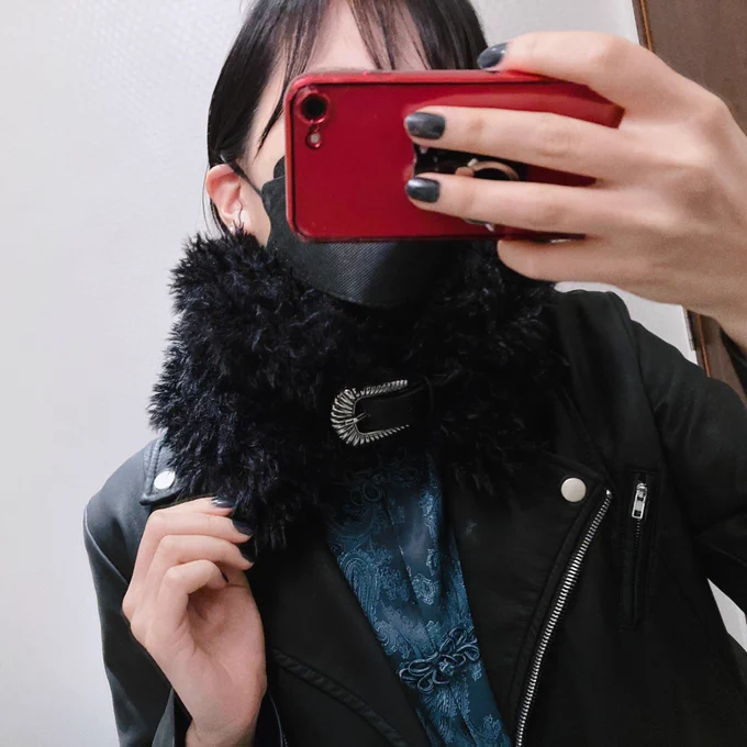 寒くなったおかげで使えて嬉しいおニューのマフラー、ベルトで留めるタイプでとっても可愛いのでぜひ見ていってください。HAREというブランド 