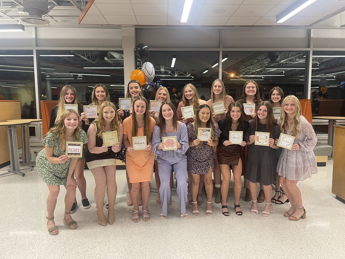 AHSArrowsVB's tweet image. Our 2022 Varsity team with their leadership characteristic frames ♥️