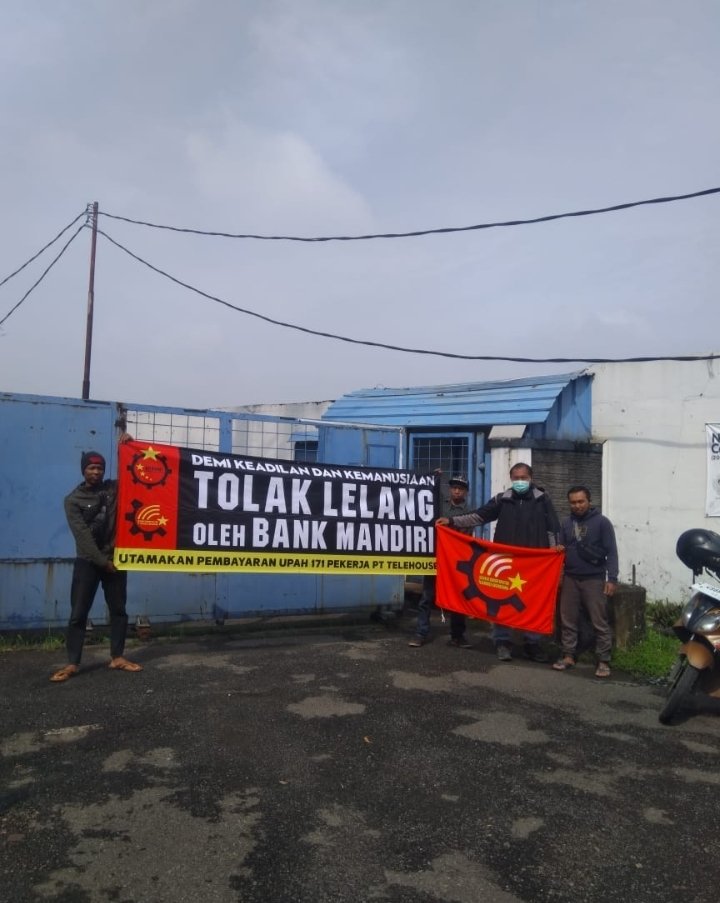Musri_SEBUMI's tweet photo. @bankmandiri kembali melakukan lelang (ulang) trhdp aset PT. Telehouse Engineering, kini nilai limit yg ditawarkan lebih kecil dr sblmnya yakni sbsar 37 miliar. Buruh  tetap menolak lelang trsebut, krn buruh merasa lelang trsbut hny utk pemenuhan tagihan Bank Mandiri. https://t.co/GLrmrqzUdX