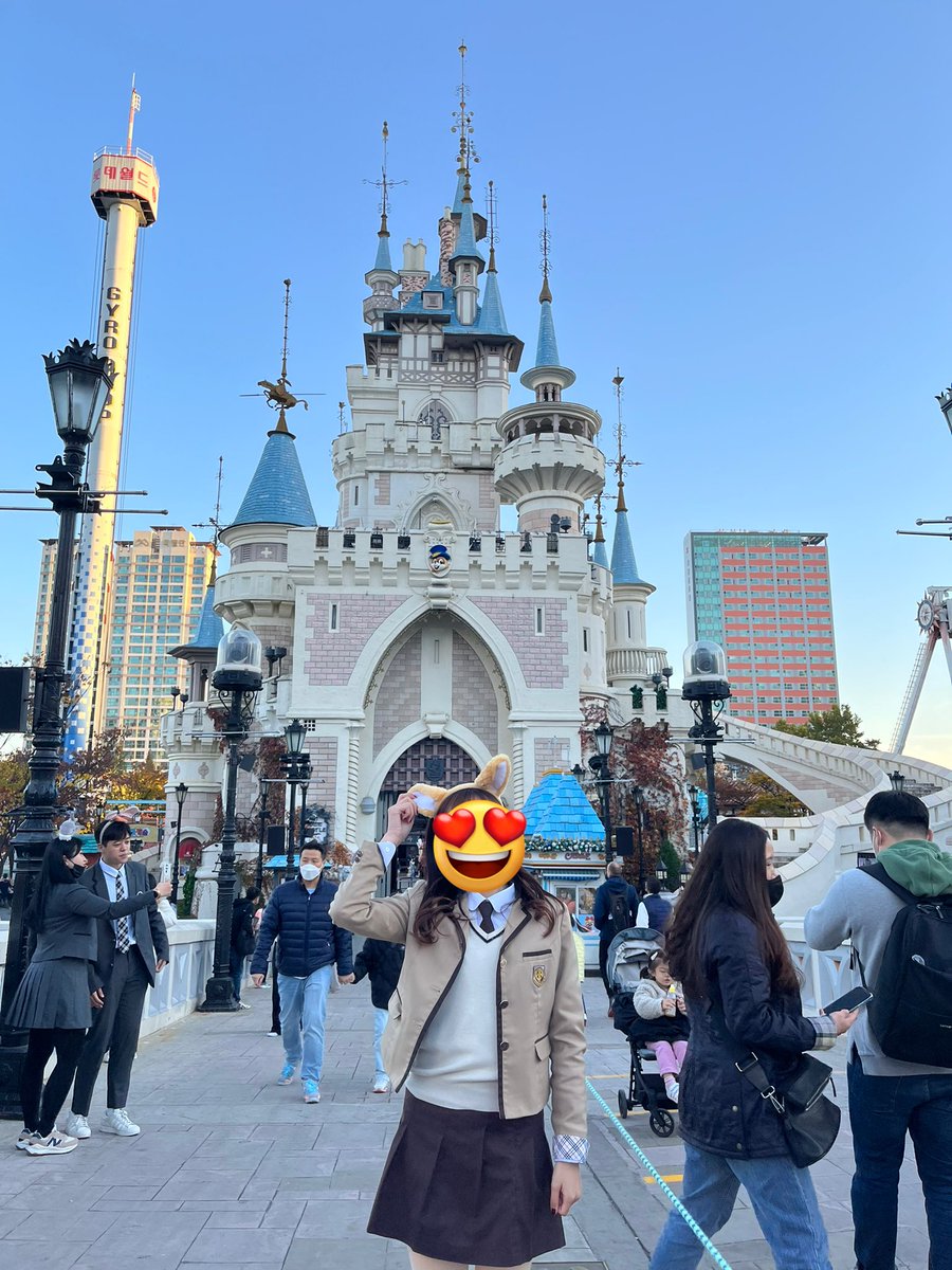 _p__pi's tweet photo. 韓国の制服着て友達とロッテワールドで遊んできました！👭
制服レンタルは施設の隣にある梨花制服って所で2500円！ロッテワールドのチケットは現地でチケット買うと6200円かかるけど、事前にホリデートラベルで3500円で買えちゃいました！絶対事前に買っておく方がお得‼️ https://t.co/LtvlmoAso1