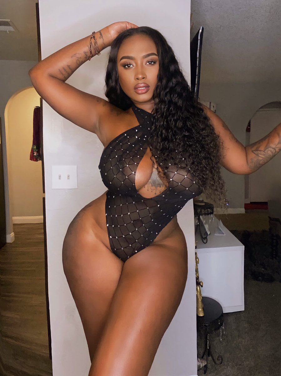 SecretxxSilence's tweet photo. Wearing lingerie is like wearing a favorite pair of jeans. It feels good, looks good and makes you feel good 😍 https://t.co/S6QOl7sZb7