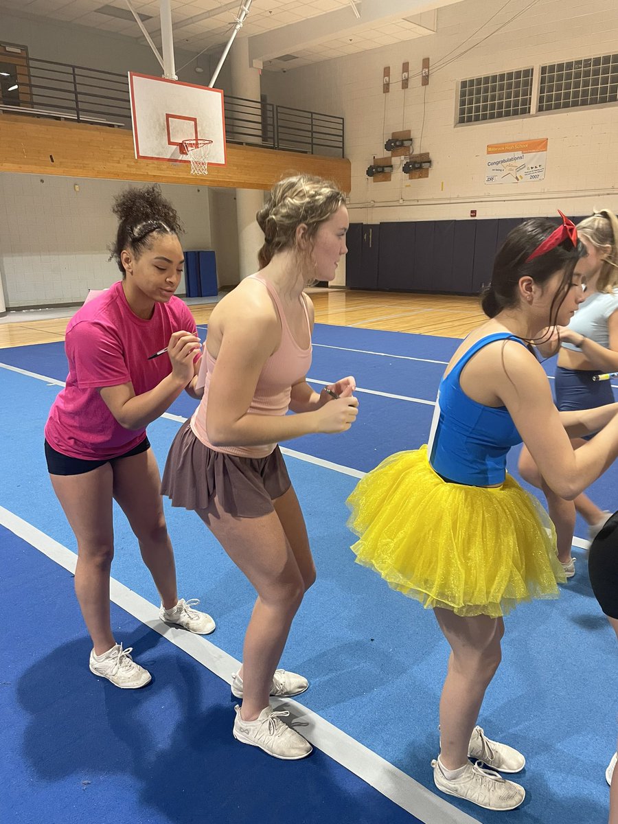 MHSVarJVCheer's tweet photo. It is imperative to push through challenges and give your teammates positive affirmations, to let them know their hard work and dedication does not go unnoticed. Tonight, we wrote something that each person brings to the team to kickoff practice . #NoLimitNovember   💙🤍 https://t.co/59chcXqel4