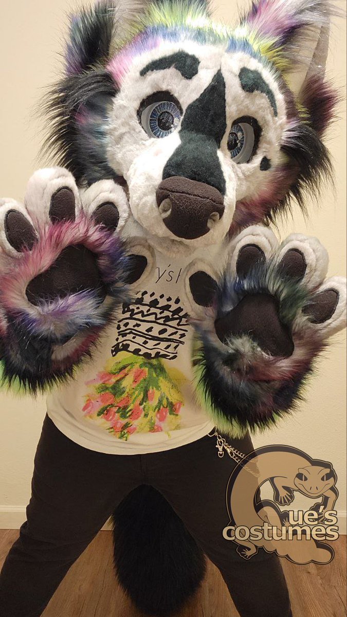 QuesCostumes's tweet photo. Wawatay has found a home, including custom-made sleeves!

He has following eyes, black and speckle luxe fleece, wiggly ears, pickable nose, hand-sewn Aurora Borealis markings, and a super soft tongue. The eyes are on theme too!

#fursuitmaker #fursuiting #fursuiter #fursuits https://t.co/DLCR8NFf17