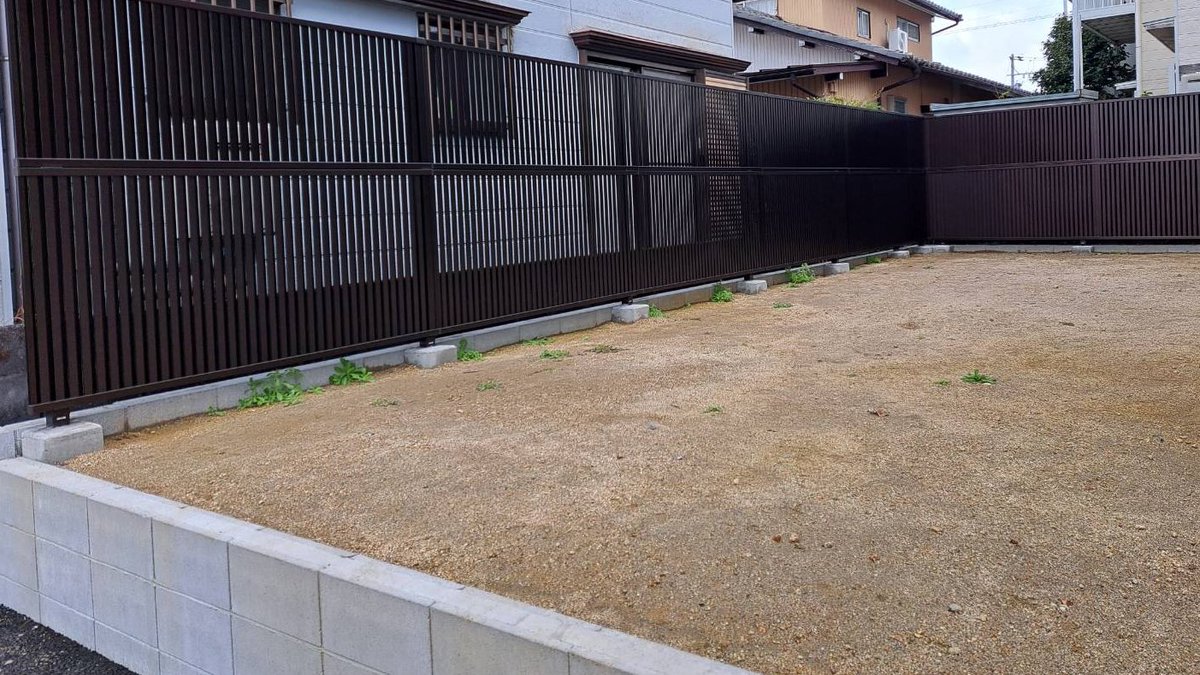 With_L_C's tweet photo. フェンス、シ���ッター、網戸の取り付け工事が完了しました！新築、憧れますね！
自分の住みたい、住みよいお家づくりに協力出来てうれしいです！
#リフォーム　#外構　#フェンス工事　#網戸 https://t.co/qjwBHuhTYj