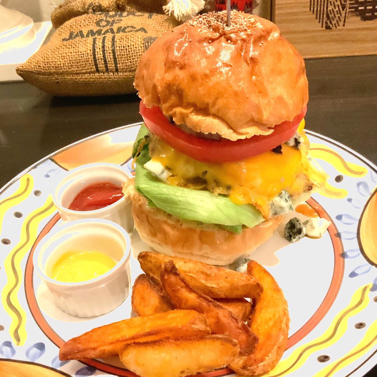 cafedining9's tweet photo. 🍔Comeback burger 
【T.C.B】
ティーシービー
☑︎チェダーチーズ
☑︎モッツァレラチーズ
☑︎ブルーチーズ
☑︎トマト・レタス・オニオン
☑︎オリジナルソース
☑︎牛100%パティ

大人気バーガーが復活🔥
トリプルチーズバーガーの頭文字をとったT.C.Bが
帰って参りました🧀 https://t.co/6E79wqny35