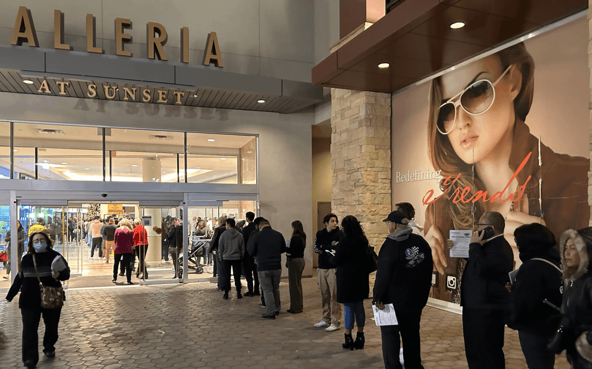 ProgressForNV's tweet photo. GALLERIA MALL IS AT 300+ 

STAY. IN. LINE. 

#ElectionDay #ElectionProtectionNV #NVVotes https://t.co/aaLpVo2nu5