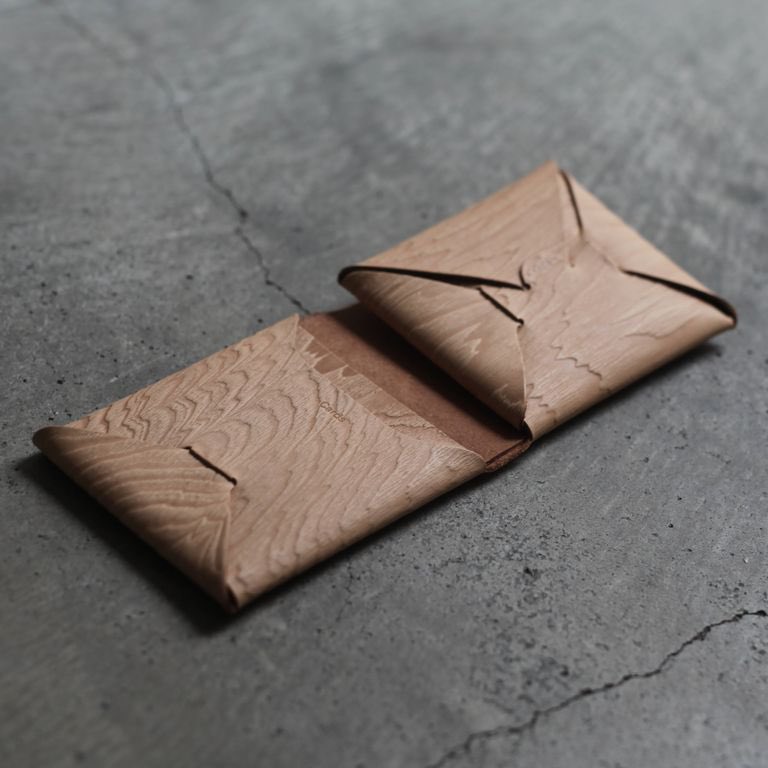 acrmtsmproducts's tweet photo. irose
Seamless Short Wallet
¥11,000+tax

一枚の革を折り紙のように、折り込んで組み立てた3つ折り財布です。タンニン革に木目の型押しを施したWOOD LEATHER。

一見リアルな木目に見えながら、レザーの質感が独自な雰囲気。

詳細はオンラインストアに掲載しています。
https://t.co/sva39r3Rsd https://t.co/qLEAE3iRNl