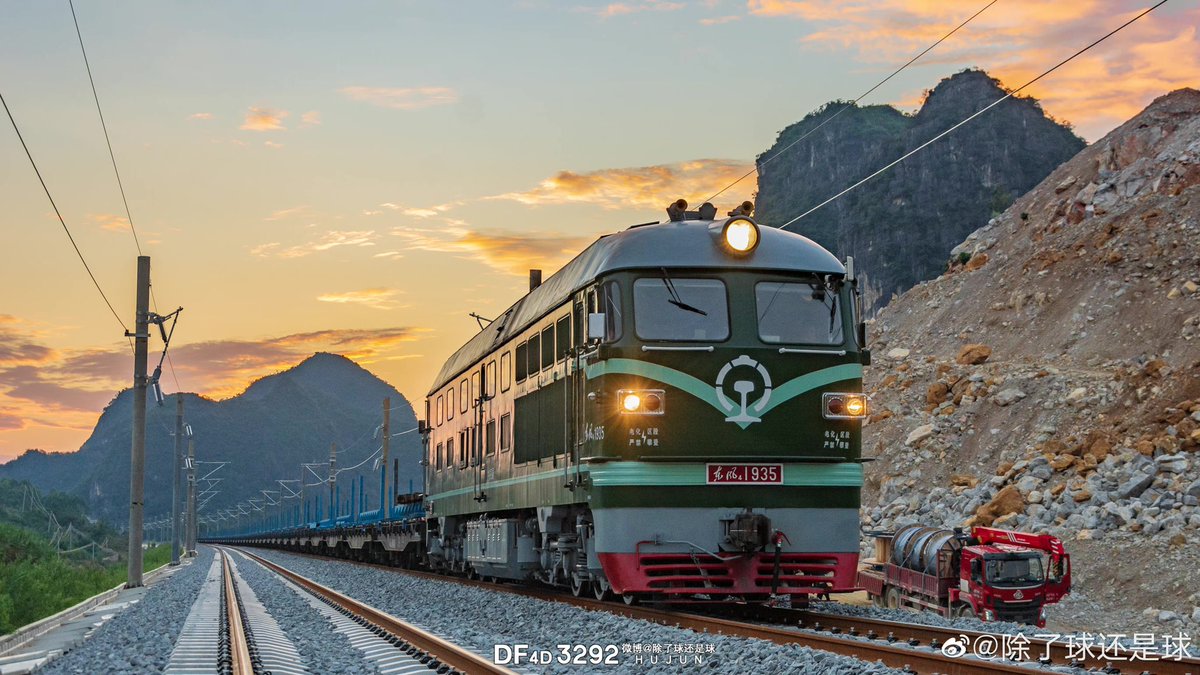 SakunaiHinata's tweet photo. 南崇高速鉄道建設現場(二)
その一

(敷地内撮影)

写真:除了球還是球
#中国鉄道 #広西 #新幹線 #工事現場 #貨物列車 #DF4B #ディーゼル機関車 #東風型DL https://t.co/LEvYSmoUhQ