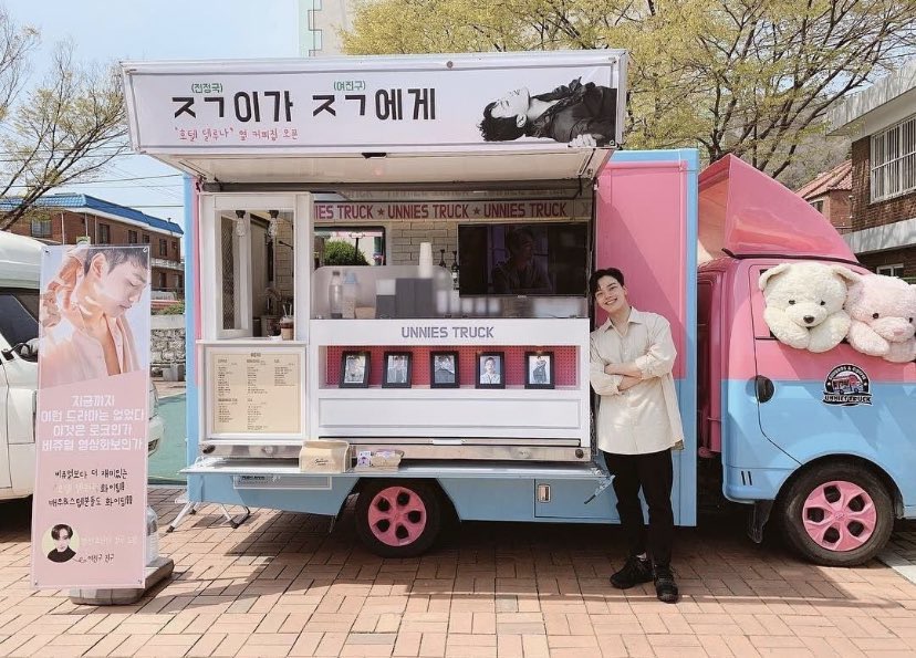 vminiecats's tweet photo. — Ellos siempre se muestran su apoyo mutuo, Jingoo le envió a Jungkook un camión de café y Jungkook le envió uno a jingoo hace un tiempo 🥺

I vote #LeftandRight as #TheCollaborationSong of the year at the 2022 People’s Choice Awards (#PCAs).

©️verritaee https://t.co/aqkKbLuVnl
