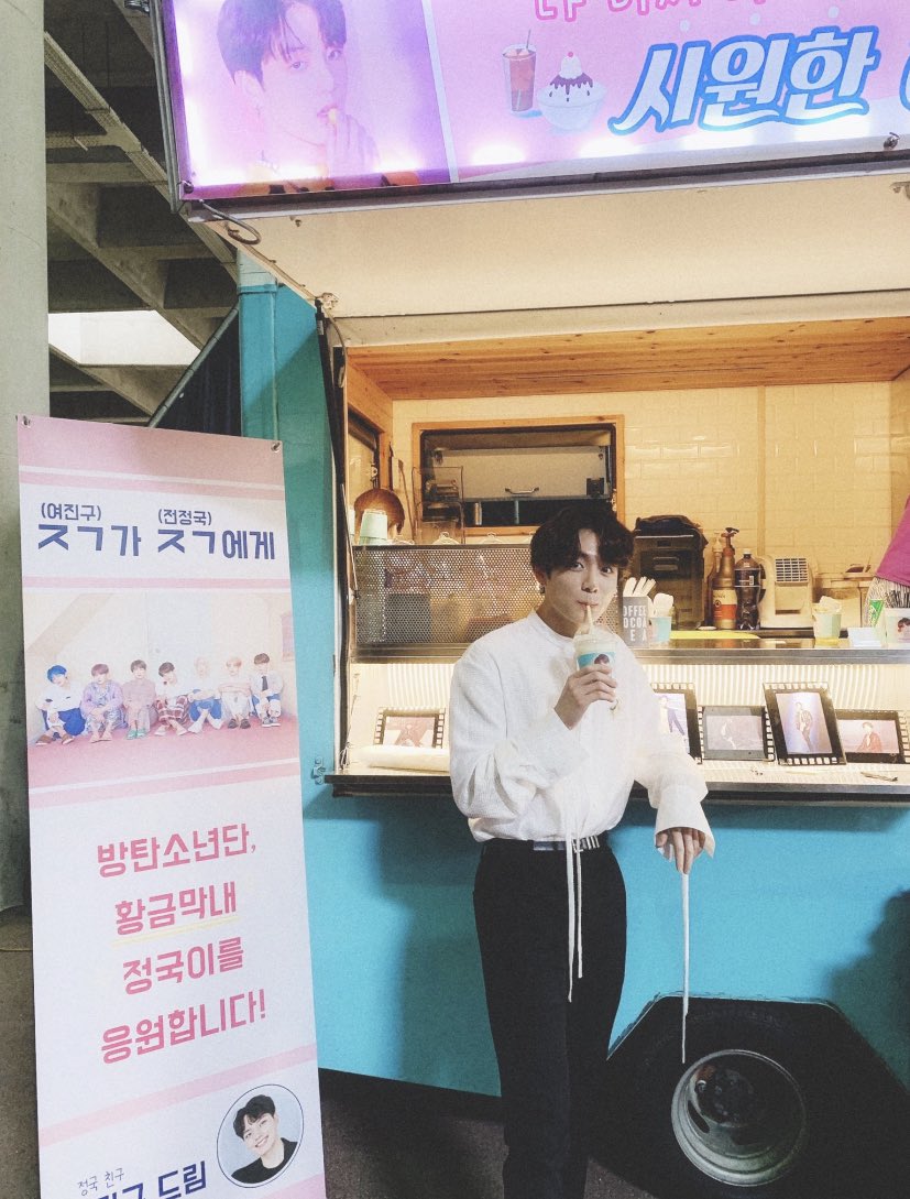 vminiecats's tweet photo. — Ellos siempre se muestran su apoyo mutuo, Jingoo le envió a Jungkook un camión de café y Jungkook le envió uno a jingoo hace un tiempo 🥺

I vote #LeftandRight as #TheCollaborationSong of the year at the 2022 People’s Choice Awards (#PCAs).

©️verritaee https://t.co/aqkKbLuVnl