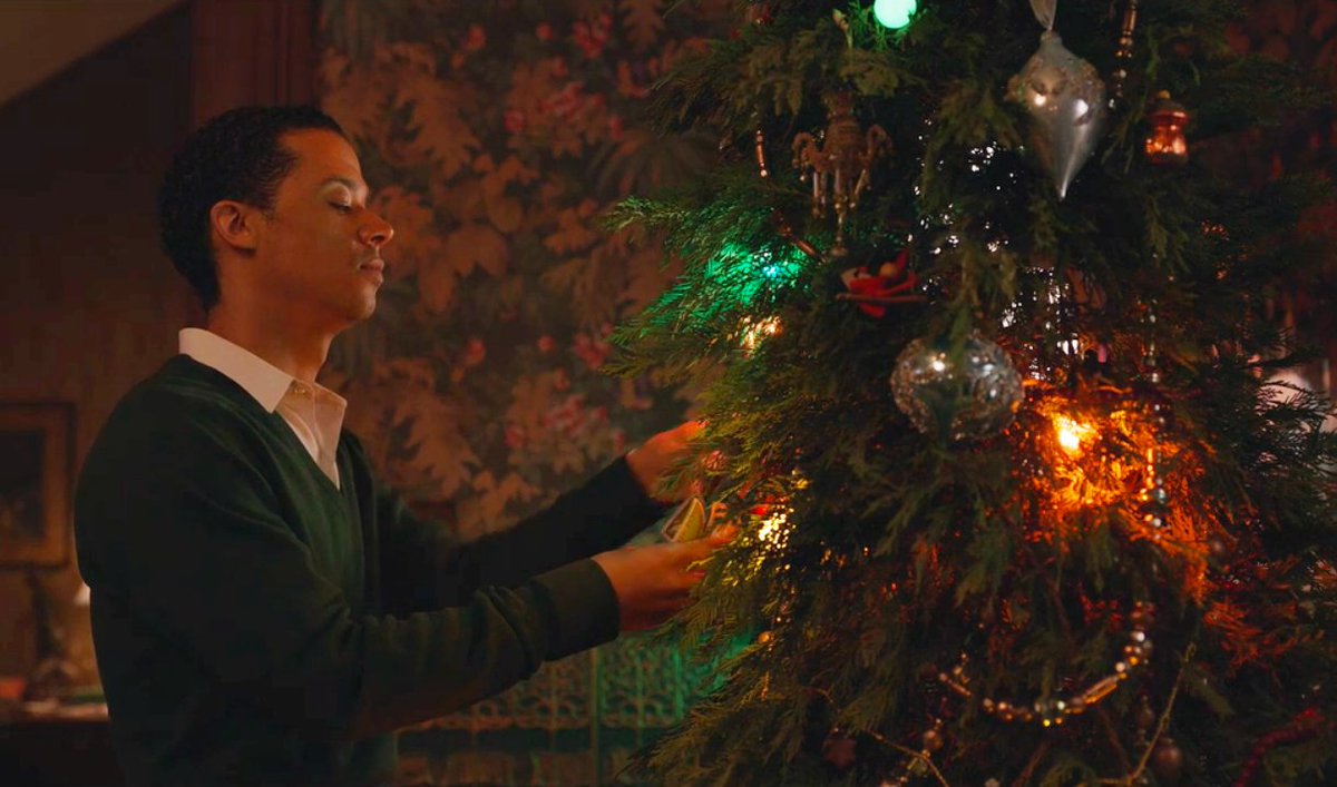 claudia: *planning to commit patricide*
lestat: *growing more unhinged by the day*
louis: "what if this house looked a little more festive?"