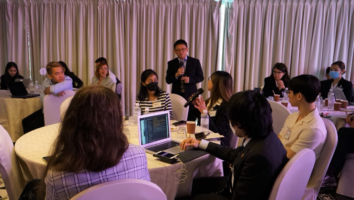 aseforg's tweet photo. Dr Suwichit (Sean) Chaidaroon, @NUSingapore Communications & New Media, engaged #ASEFJS13 participants on conceptualising 'Solutions Journalism'. They also reflected on linking Solutions Journalism with other genres of journalism: citizen journalism & investigative journalism. https://t.co/S5aPyV0FDm