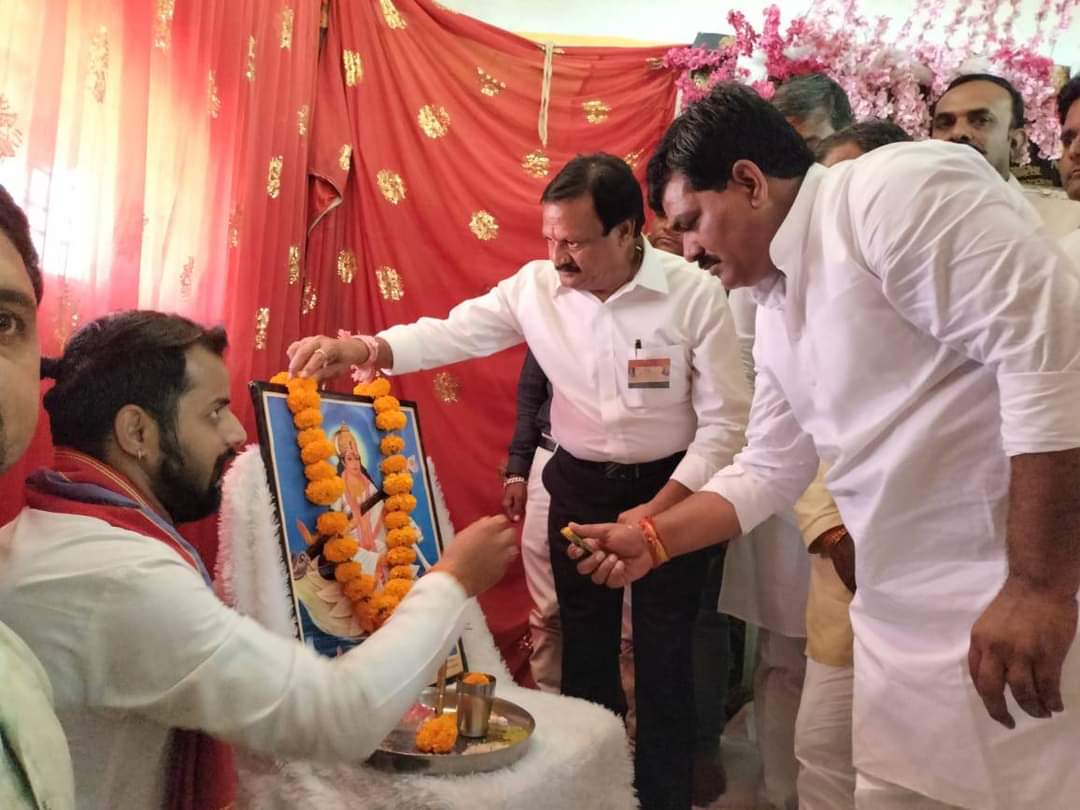ManojChawla223's tweet photo. @sajjanvermaINC आज आलोट में कांग्रेस कार्यकर्ताओं के विशाल दीपावली मिलन समारोह में उपस्थित होकर कार्यकर्ताओं को संबोधित किया!! इतनी बड़ी संख्या में कार्यकर्ता मध्यप्रदेश में सत्ता परिवर्तन के संकल्प के साथ दिखाई दिए!

@OfficeOfKNath https://t.co/ypQmljWL5Q