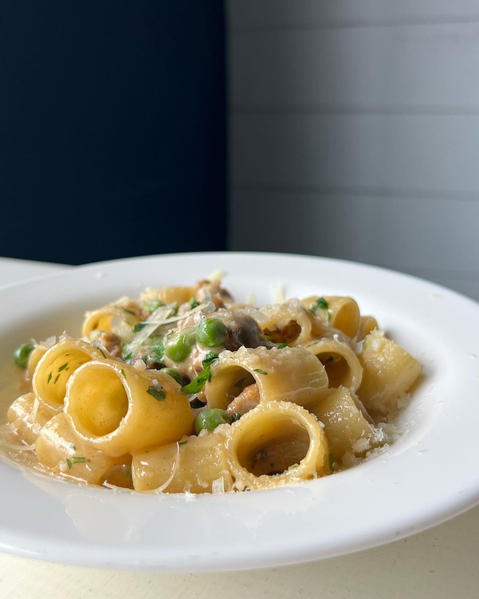 FormaRestaurant's tweet photo. Our MEZZE MANICHE is to die for! 

pasta with sausages, peas, light cream &amp; parmigiano cheese, deglazed with bourbon

__________________________________
HAPPY HOUR 4PM to 8PM
BRUNCH // Sat and Sun // 11AM to 3PM

📍 Forma Venice https://t.co/8GOFamfRSb