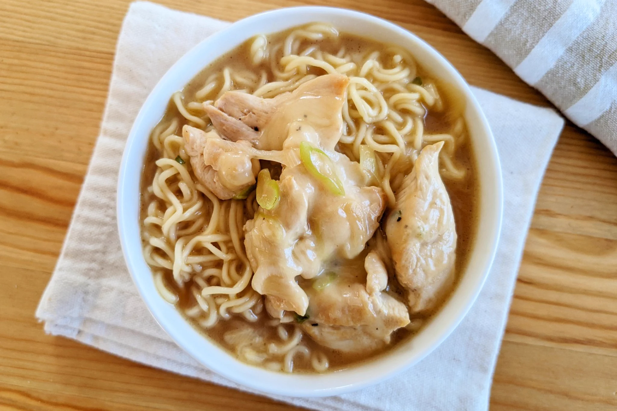 鶏肉などをプラスすることで食べ応えがアップしそう！「サッポロ一番みそラーメン」のアレンジレシピ！