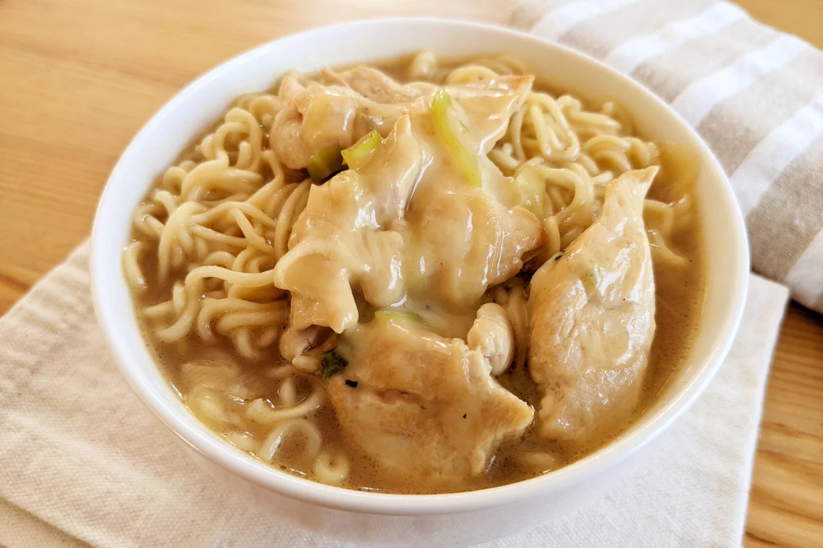 鶏肉などをプラスすることで食べ応えがアップしそう！「サッポロ一番みそラーメン」のアレンジレシピ！