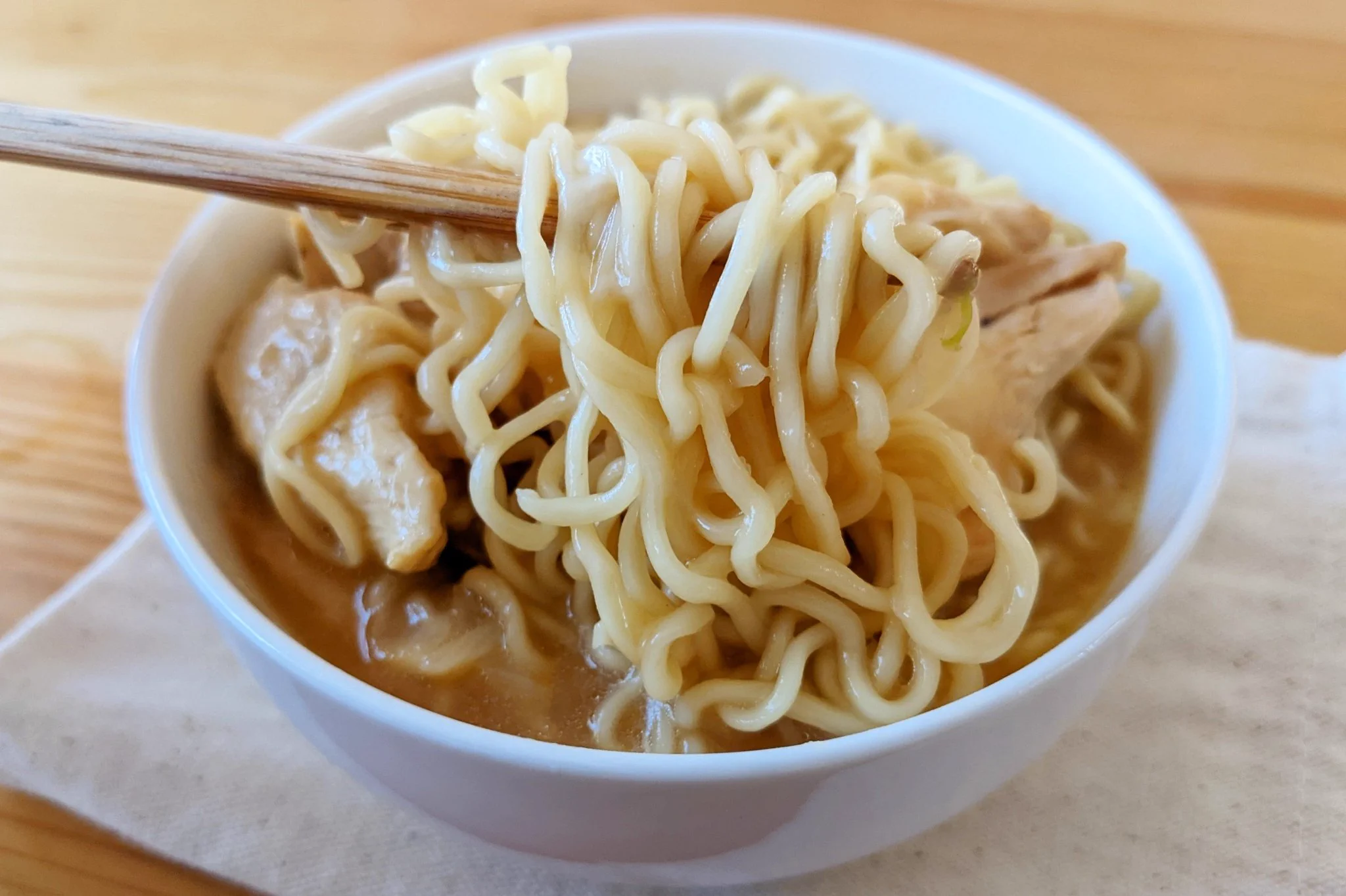 鶏肉などをプラスすることで食べ応えがアップしそう！「サッポロ一番みそラーメン」のアレンジレシピ！