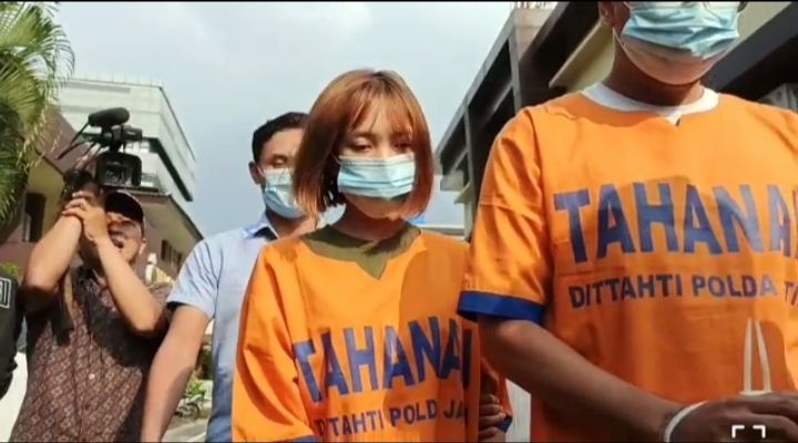 Bali_Football's tweet photo. Gak sampe 1 minggu setelah viral 2 tersangka pemeran vidio bokep ditangkap, dengan tangan diborgol dan memakai baju tahanan.

Sementara tersangka penembakan gas air mata sepi-sepi aja gak ada perkembangan berarti. 

Whyy Polri whyy?? 🤔 https://t.co/UXeWQwPvaF