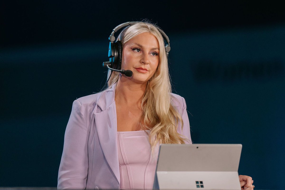 princess__jpeg's tweet photo. Photos from #HaloWC 2022 will be added to this link as they are finished! They are organized in categories (general event photos, community stage, etc.) If you have issues downloading, lmk.

RTs appreciated. :-)

https://t.co/qx65n6qGEU https://t.co/R6VZS4VW0H
