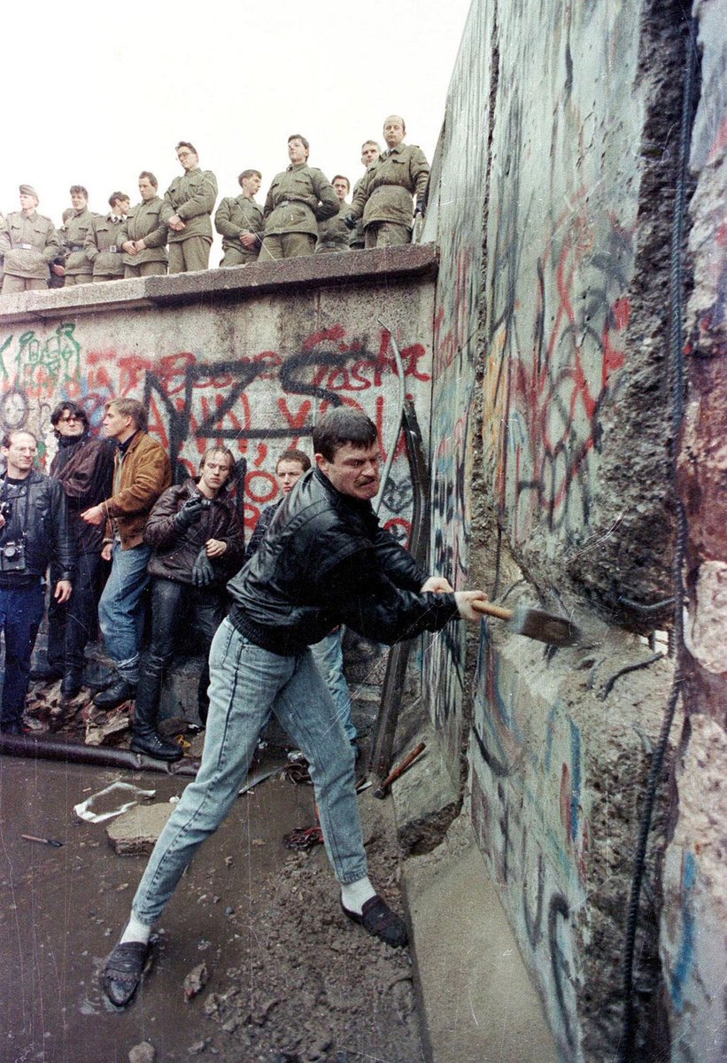 claireparisjazz's tweet photo. 📣📣
       Chute du #MurDeBerlin #BerlinerMauer #9nov #MauerFall #9Novembre1989  #JeanPaxMéfret
"Le soir du 9 novembre" JPax crée ce titre lors de la célébration de la chute du mur de #Berlin à la #Mutualité #Paris le 9 novembre 1999 
🎶 https://t.co/ZkQa43fRxp   @JeanPaxM https://t.co/h7PfI68SRB