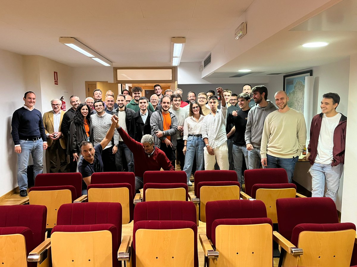 icoiig's tweet photo. Los recién graduados y másteres de la @EpsUdc, han tenido un encuentro con los colegiados de esta Delegación para conocer de primera mano que es y para qué sirve el Colegio.
#IngenieríaIndustrial #IngenierosGalicia #ICOIIG https://t.co/B5FXftIpTi