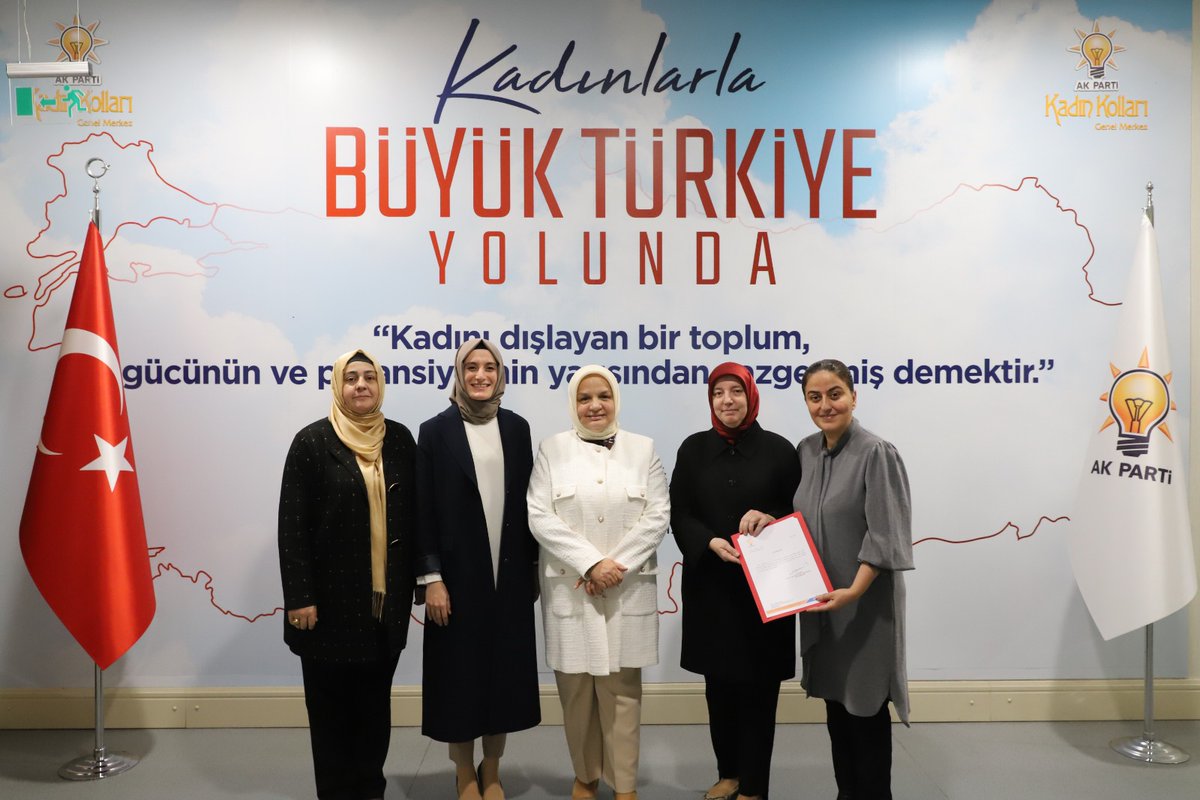 📌Sinop ilçe teşkilatımızda bayrak değişimi.

Boyabat ilçe kadın kolları başkanlığına atanan Zehra Akdemir'e mazbatasını Başkanımız <a href="/aysekesir/">Ayşe Keşir 🇹🇷🇹🇷🇹🇷</a> teslim etti.

Başkanımıza görevinde başarılar diler, görevi devreden Hanife Altın'a teşekkür ederiz.