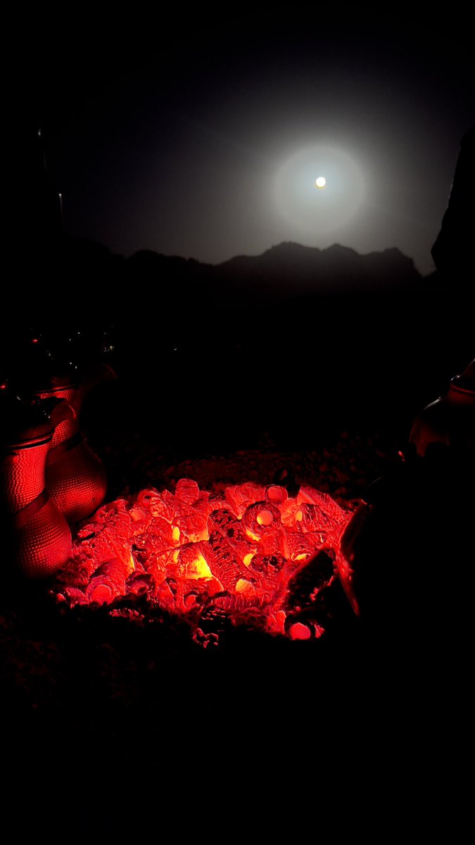 لاتحسف لعنبو جد الحسايف 
الزمن بخير .. والدنيا مديه

دامك معافى والجو اليوم كايف
لا تضيع بغبة .. النفس الشقيه

لو منت بكفو ما جتك الكلايف
القوي دايم .. صواديفه قوية