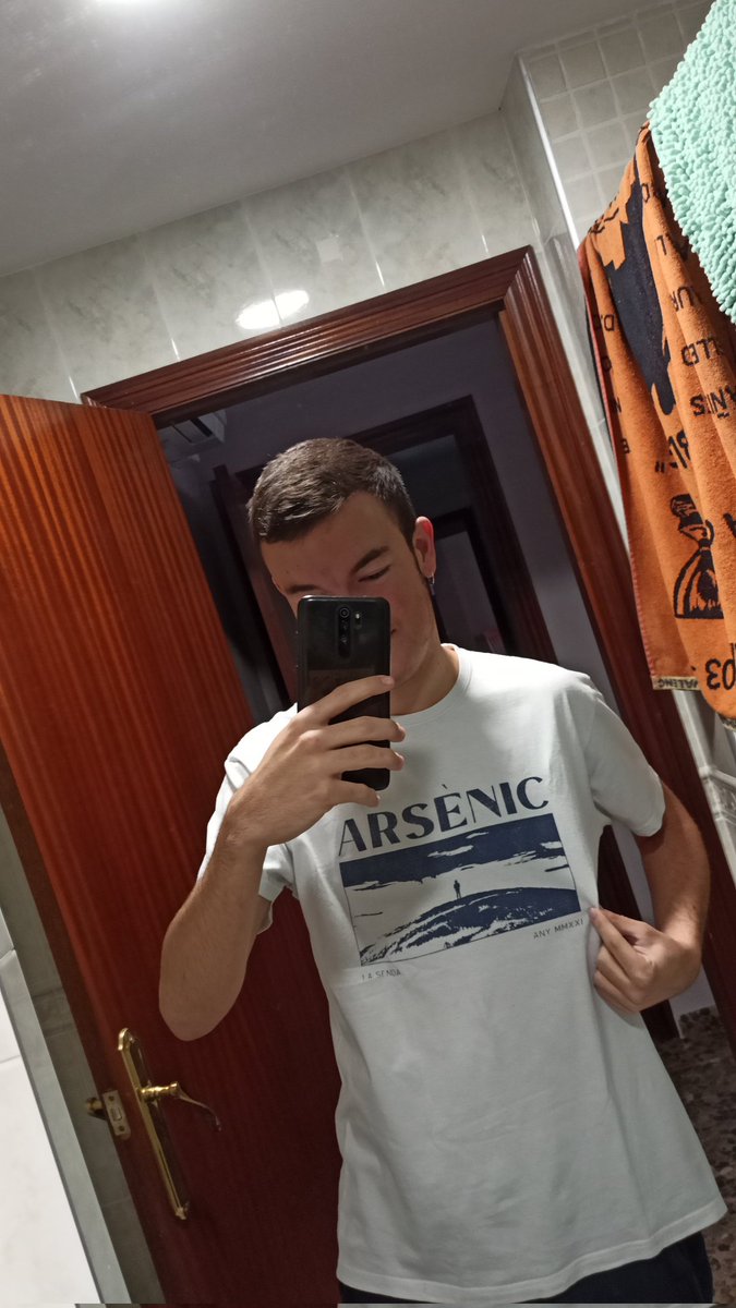 Els he gaudit en concert a Poble Nou i a Altea, especialment a Poble Nou va ser ben èpic adoctrinant als xavals que no coneixien "els pogos". Començavem entrant 3 i acabà entrant fins al tècnic de llums quasi😂

2. ARSÈNIC: La Senda