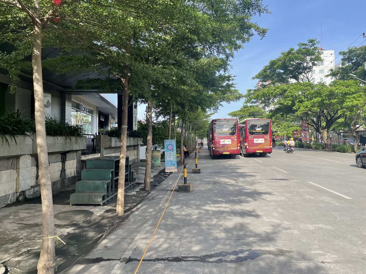 adriansyahyasin's tweet photo. Karena waktu itu ada anggota DPR yg blg bus Trans Mamminasata kosong, saya aja naikin

Sedih sih, sama pemkotnya ga disiapkan halte layak; malah disuruh ojolan

Pemdanya ga pasang badan dan harus ngalah utk ga ambil penumpang di bandara

Political will beda sama Solo yg gratisin https://t.co/WDJTJmBjqn