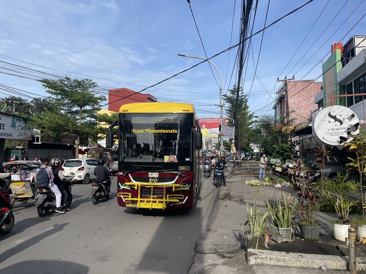 adriansyahyasin's tweet photo. Karena waktu itu ada anggota DPR yg blg bus Trans Mamminasata kosong, saya aja naikin

Sedih sih, sama pemkotnya ga disiapkan halte layak; malah disuruh ojolan

Pemdanya ga pasang badan dan harus ngalah utk ga ambil penumpang di bandara

Political will beda sama Solo yg gratisin https://t.co/WDJTJmBjqn