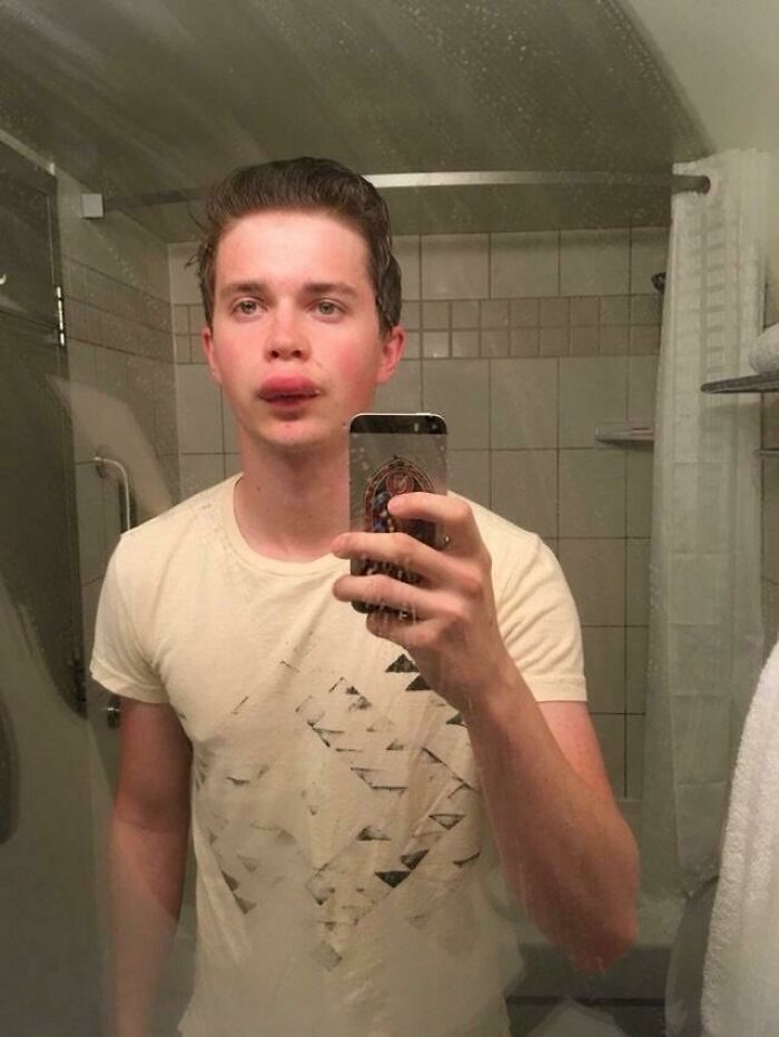 mideysmith01's tweet photo. 😂 First day as a beeworker https://t.co/mwDeUD0HqE