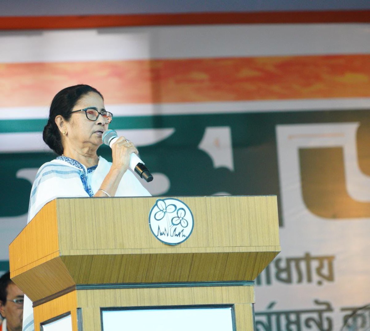 Our Hon'ble Chairperson Smt <a href="/MamataOfficial/">Mamata Banerjee</a> received a heartwarming welcome at Krishnanagar ahead of the public meeting. 

We are elated to receive the love and blessings of people! 

Few glimpses👇