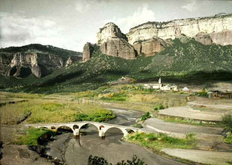 CatalunyaColor's tweet photo. Sant Romà de Sau a inicis de s. XX, abans de ser engolit per les aigües del pantà. 
Actualment, la sequera l'està fent ressorgir de les aigües
📸Frederic Juandó/Antoni Maymó. AF @CEC_cat https://t.co/pzt6IVQmg9