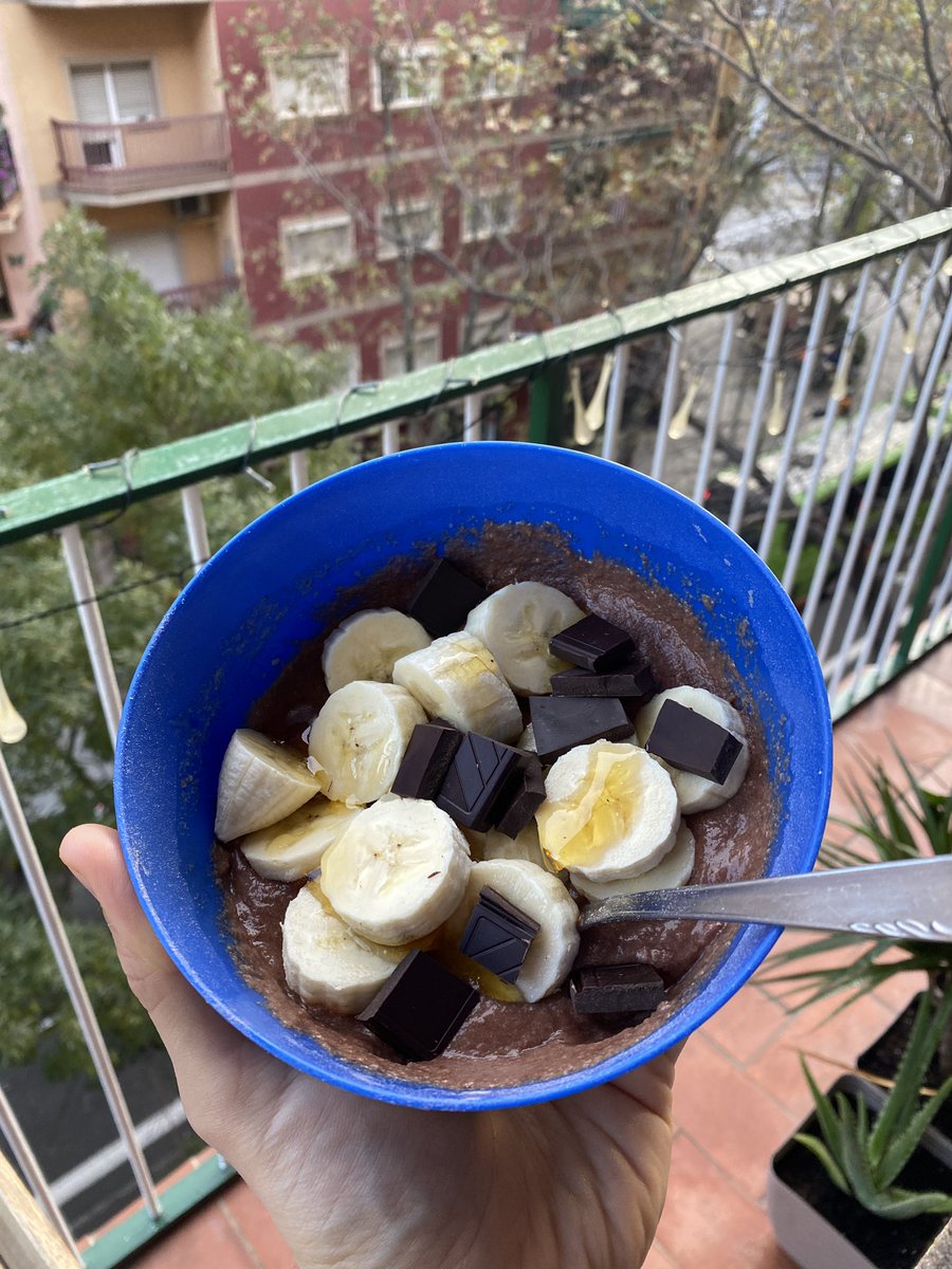 MarcLatre's tweet photo. Pre pata:

- crema de arroz
- whey
- platano 
- miel 
- chocolate 90%

Que entrenáis hoy? ⤵️
#legday #fitness https://t.co/eCeziiJF3q