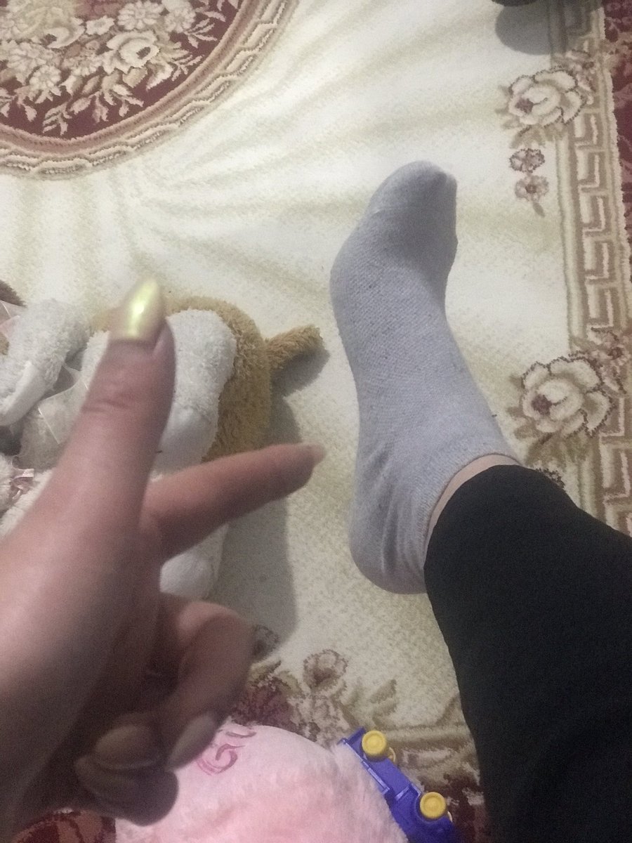 Finansal itler tam buraya ayağımın altına hesabımı yeniden açtım beni bilen eski itlerim bilir onlar yazmasın sıkıldım sizden piçler, yeni itaatkar kölelerimi bekliyorum yazın ve efendim demeden mesaja başlamayın #sahibe #finansalkole #finansaldestek