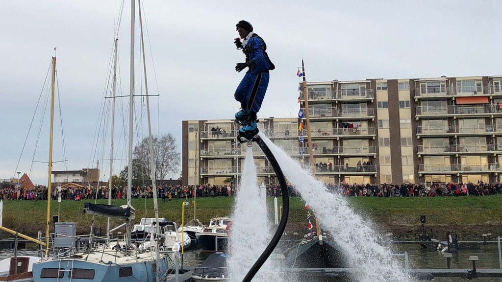 Lieve kinderen van Papendrecht, ik heb ook dit jaar Flyboard Piet weer gevraagd om zijn coolste en stoerste stunts op zijn Flyboard aan jullie te laten zien. Komen jullie hem allemaal aanmoedigen? Tot zaterdag! #sintpapendrecht