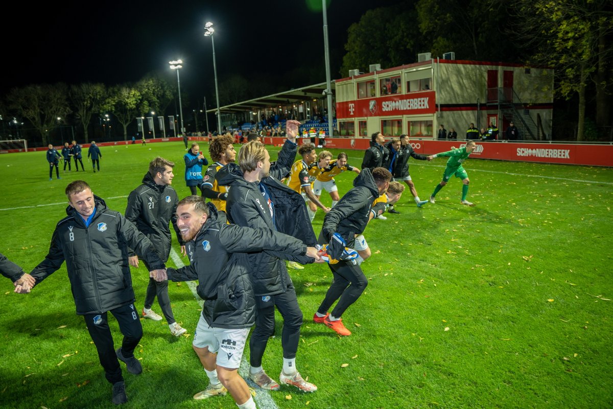 FCEindhoven's tweet photo. 𝘑𝘰𝘯𝘨 𝘍𝘊 𝘜𝘵𝘳𝘦𝘤𝘩𝘵 ✅

🔜 𝙋𝙀𝘾 𝙕𝙬𝙤𝙡𝙡𝙚 ‍😤  

#FCEindhoven #jutFCE #pecFCE #AwayDays https://t.co/x2zn7em6n0
