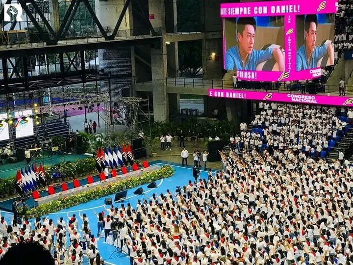 erling2021's tweet photo. ‼️ EMOTIVO ‼️
La JS19J realizó, en el Polideportivo Alexis Argüello, la Clausura de su Congreso Nacional en honor al Comandante Carlos Fonseca Amador, al cumplirse este #8Noviembre el 46 aniversario de su tránsito a la inmortalidad.
#Nicaragua
#UnidosVencemosVenceremos
🇳🇮❤️✌️🖤🇳🇮 https://t.co/A7ASeprTUT