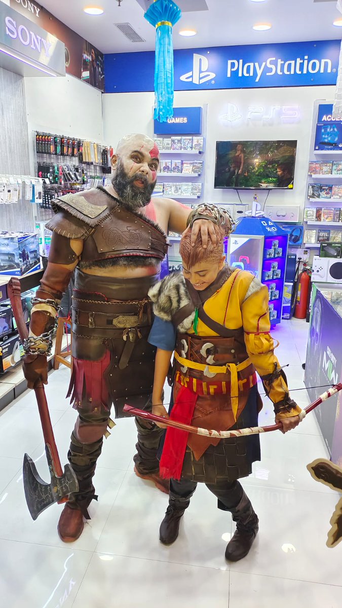 peppertan's tweet photo. I cosplayed as #Atreus at the midnight launch of #GodofWarRagnarok at the @PlayStationIN store in Mumbai with @SSkunkWorks' God tier #Kratos https://t.co/1ozarrz6t9