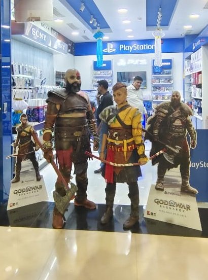 peppertan's tweet photo. I cosplayed as #Atreus at the midnight launch of #GodofWarRagnarok at the @PlayStationIN store in Mumbai with @SSkunkWorks' God tier #Kratos https://t.co/1ozarrz6t9