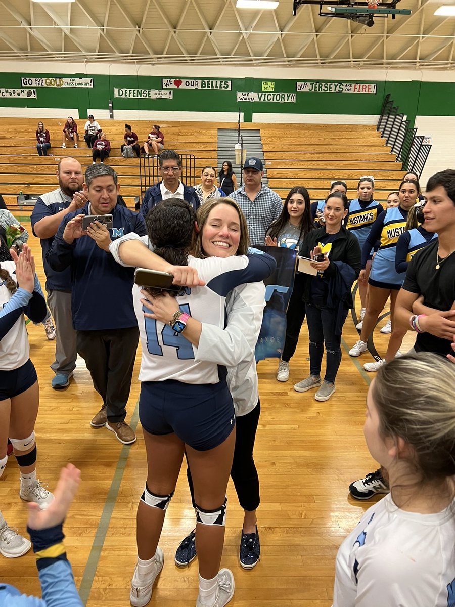 CassandraRRodr1's tweet photo. A BIG congratulations to Amare this evening on achieving a major accomplishment! Coach Doffing presented her with a banner highlighting her 1,000 Career Kills. 
Way to go, Amare! 💙🏐💛
@Pride_Mustangs @McAllenMemorial @mustangs2024 https://t.co/kTyVZfTR2Z
