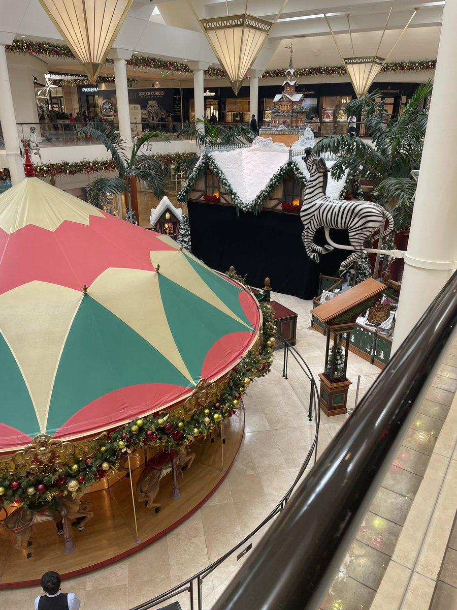 soylatte_ep2's tweet photo. 近くのショッピングモールのクリスマスの飾り付け毎年一緒だけど、キラキラしててクリスマスだぁ〜ワクワクってなるからとても好き🥂💭 https://t.co/uesErK2D2i
