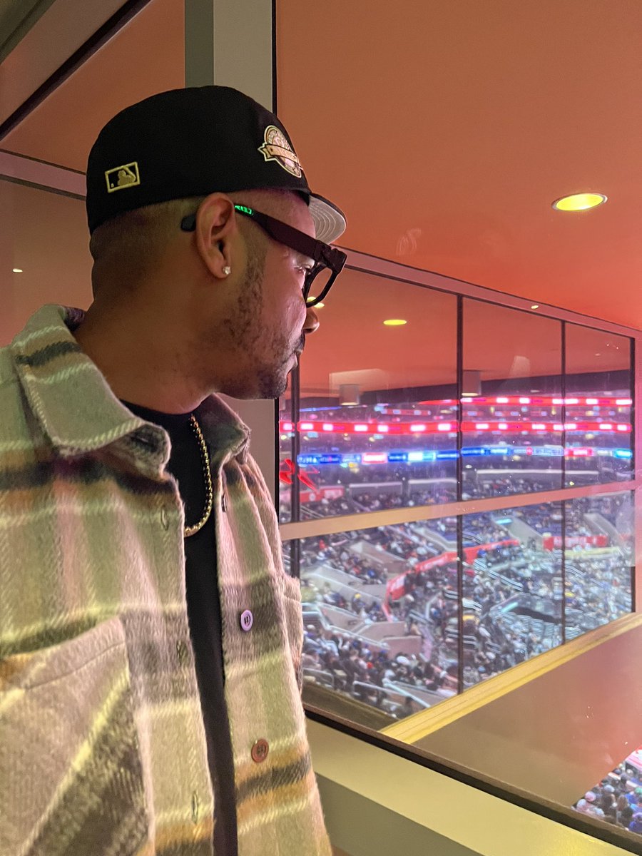 2Eleven's tweet photo. Clipper/Cavs game wit that shit on! 🚀#ClipperNation #staplecenter https://t.co/CQg5NQfzUn