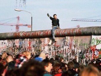 coherence_e's tweet photo. C'était il y a trente-trois ans : Le 9 novembre 1989, jour de la chute du mur de Berlin. 
#MurDeBerlin #BerlinerMauer https://t.co/bJ257a0P6L